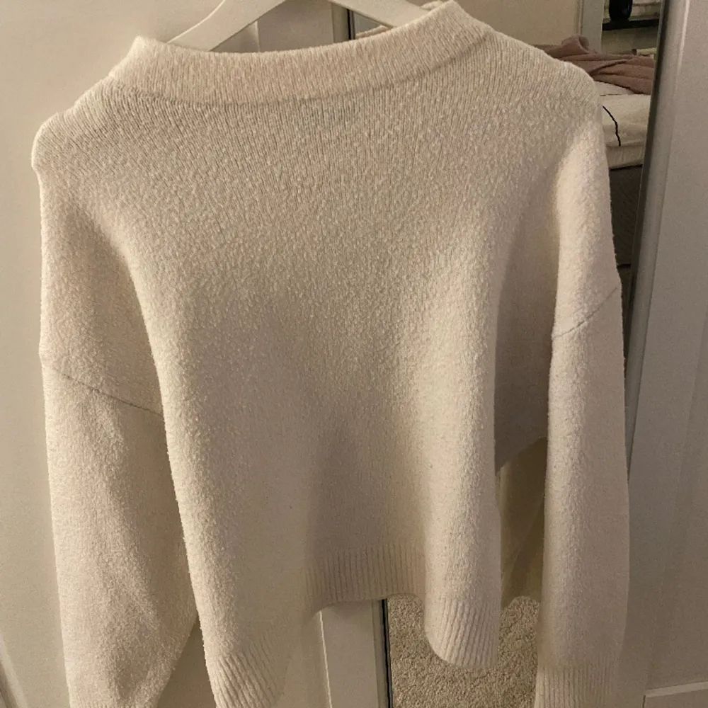 Säljer denna stickade vita tröjan från zara, köpt för 1-2år sedan. Säljer då den tyvärr inte kommer till användning längre och jag har många andra stickade tröjor. Tryck gärna på köp nu!❤️. Stickat.