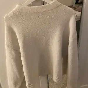 Säljer denna stickade vita tröjan från zara, köpt för 1-2år sedan. Säljer då den tyvärr inte kommer till användning längre och jag har många andra stickade tröjor. Tryck gärna på köp nu!❤️
