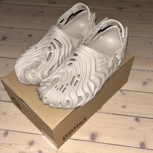 Crocs pollex clogs  - Riktigt feta crocs pollex i färgen horchata vilket är en eftertraktad färg. Har naturligtvis kvitton, kom pm för fler bilder och frågor! Storlek 45-46. Aldrig använda klistermärkena sitter fortfarande kvar i skon.