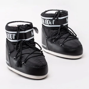 Moon boots svarta - Lägger ut mina moon boots då jag inte använt dem någonting eftersom jag inte varit i fjällen sedan jag fick dem och kommer tyvärr inte åka dit inom snarast:/ Storlek 39-41, använda 2 gånger och har kvitto på dem! Priset kan diskuteras!:)