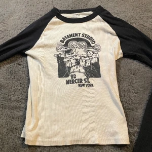 Tunn långärmad  - Svartvit långärmad tröja från brandy Melville.  Luftigt tyg med ett tryck på framsidan 