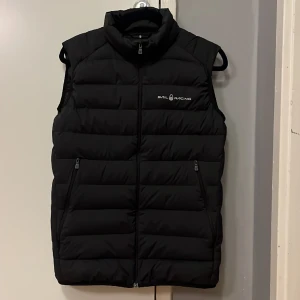 Sail racing väst - Jag säljer min Sail Racing väst pågrund av att den inte passar riktigt som jag önskar. Strl 176/S/M Den är i riktigt fint skick (9,5/10) Nypris 1999:- Mitt pris 599:- Kom gärna med frågor eller prisförslag. Jag är villig att sänka vid smidig affär!