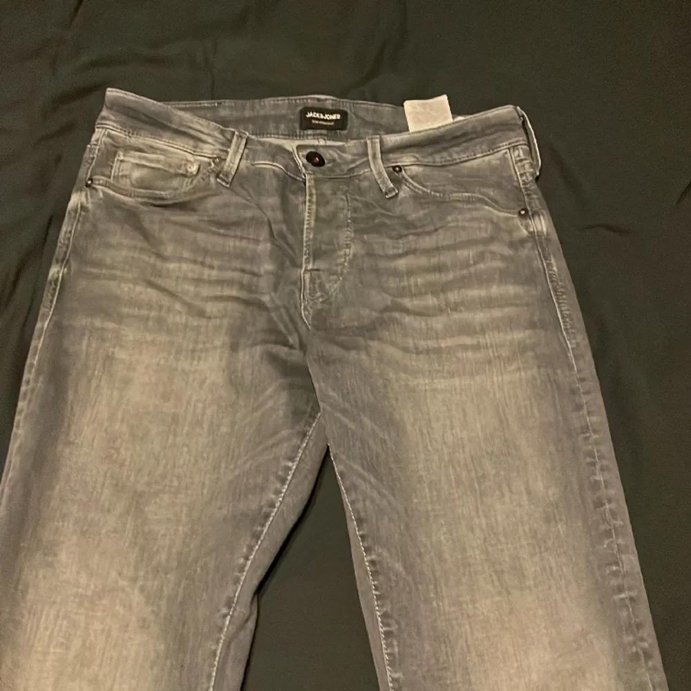 Jack&jones jeans andvända 3-4 gånger säljs för att dom inte passar storlek 31 34 . Jeans & Byxor.