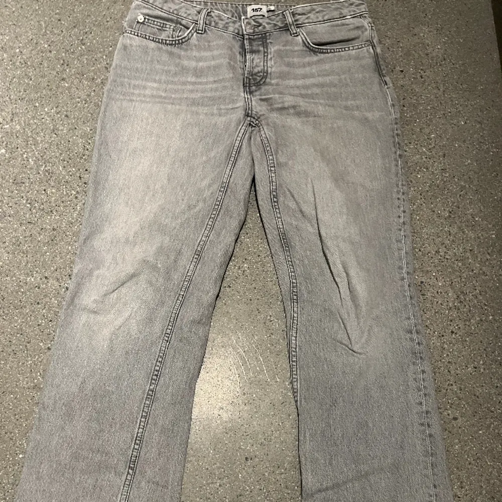 Gråa lågmidjade jeans från lager 154. Modellen icon. Originalpris 400 kr.. Jeans & Byxor.
