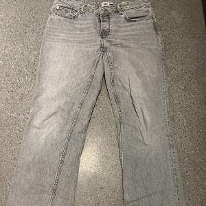 Gråa lågmidjade jeans från lager 154. Modellen icon. Originalpris 400 kr.