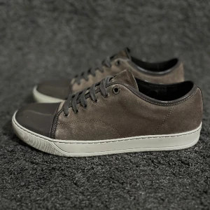 Lanvin skor - Lanvins skor i den eftertraktade färgen grå. Som nya, endast använda några gånger. Storlek 9 passar 43. Nypris 4299kr, köp för endast 2499.