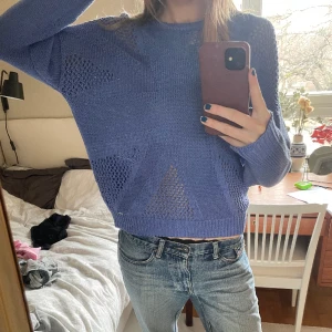 Unik blå stickad tröja - Säljer denna super söta stickade tröjan med coola stickade mönster. Använder inte så mycket men älskar färgen. Köpte secondhand men den visar inga tydliga defekter på användning. Superfin på sommaren!