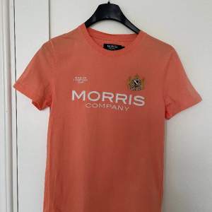 T-shirt från Morris som säljes på grund av att den inte kommer till användning!  Storlek: S Längd: 65cm Bredd: 46cm Skick: I princip oanvänd Passform: Vanlig Material: Bomull