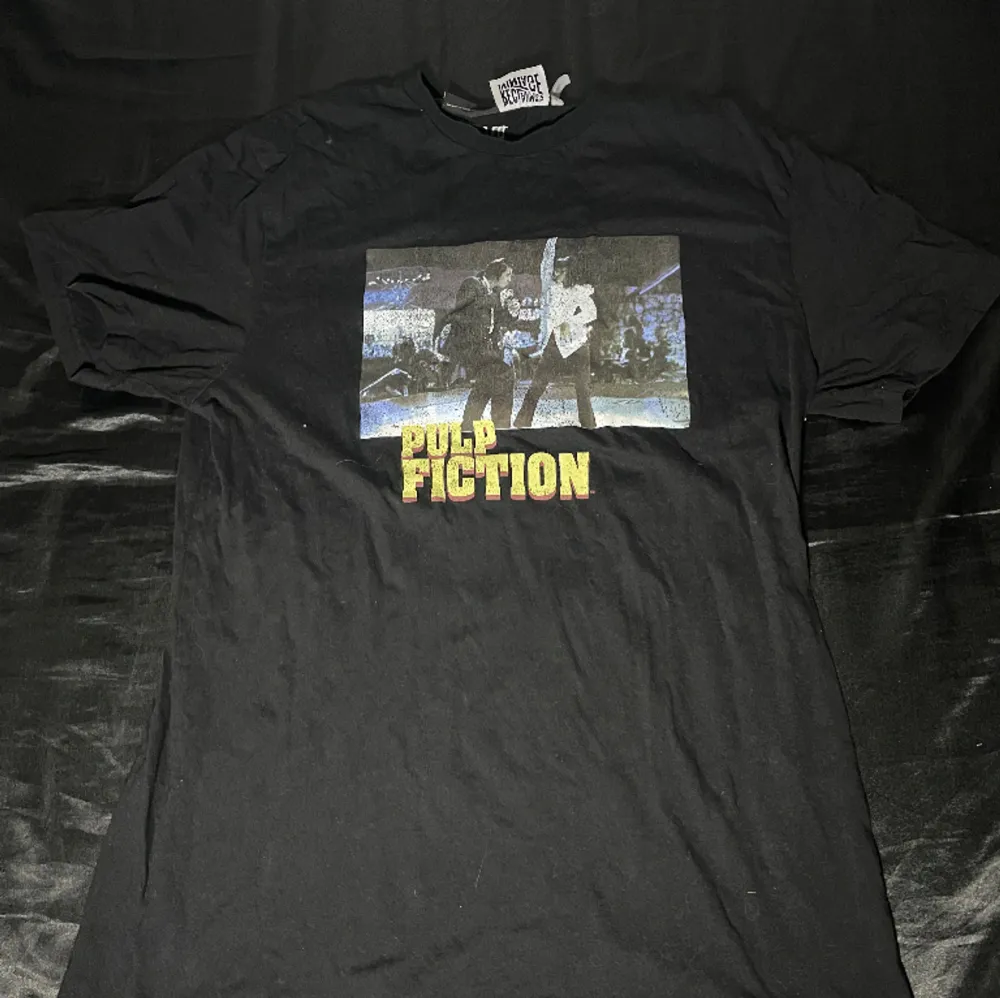 Pulp fiction t-shirt, i storlek S/M, använd hyfsat många gånger fast inga stora tecken.. T-shirts.