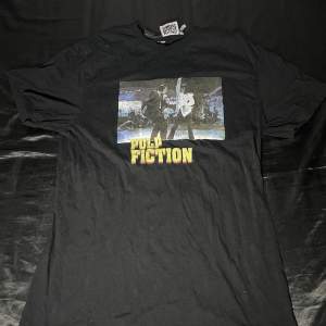 Pulp fiction t-shirt, i storlek S/M, använd hyfsat många gånger fast inga stora tecken.