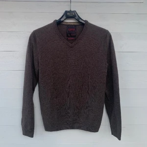Esprit tröja - En brun Esprit som kan matcha svinsnyggt till några mörka jeans, storleken är en S och skälet till försäljning är för att den är för liten. Frågor och funderingar så är de bara att höra av sig