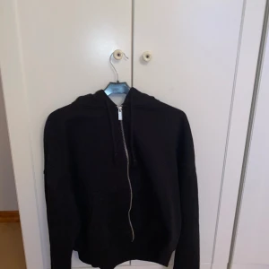 Svart zip-up - SKRIV INNAN KÖP💋  En svart zip up ifrån New Yorker. Stor i storleken. Allt tvättas innan leverans! Strlk S🌸