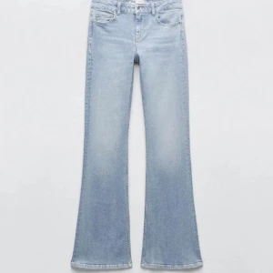 Lågmidjade bootcut jeans  - Utsålda zara jeans i storlek 38. Endast provade av mig, köpta från Plick med liten slitning på ena benet längst ner annars som nya. Passar mig som 175 på gränsen.