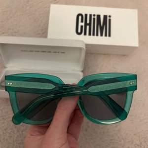 Chimi solglasögon i form 008 och färgen AQUA. Går ej att köpa längre nypris 1200kr.  Sparsamt använd inga repor eller skavanker. Fodral och kartong medföljer🤍  Pris kan diskuteras