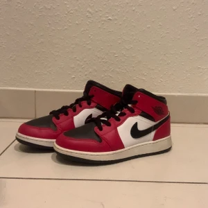 Air Jordan 1 Chicago Mid - knappt använda Air Jordan 1’s! Ser ej så använda ut och är i god skick ☺️