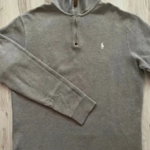 Polo Ralph lauren half zip - Tjenare,  säljer nu min tvärsköna polo ralph lauren half zip. Den är i ny-skick och riktigt fin! Hör av dig vid frågor och funderingar /Emil