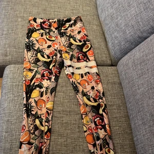 Stronger byxor - Båda är i storlek Small. Båda är i bra skick och kommer till dig nu tvättade. 350st och båda 550kr