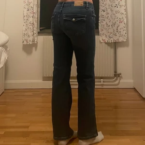 90’s boot jeans - Säljer dessa 90’s boot jeans från lager 157 i short length eftersom de är lite för korta på mig som är 169cm! Har alldrig andvänt så de är i väldigt bra skick🤍