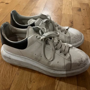 Alexander McQueen skor - Hej! Säljer nu mina Alexander McQueen skor. Skorna är i ganska dåligt skick och flitigt använda, men går säkert att rusta upp! Priset går att diskuteras 🙌