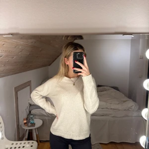 Beige stickad tröja  - Beige stickad tröja från vero Moda. Skönt material som ej kliar. 