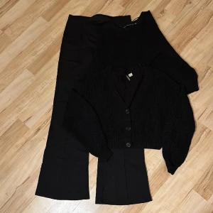 Kostymbyxa stickade tröjor - Byxorna är i nyskick och aldrig använda inköpta på Kappahl i stl M  Tröjorna är använda några få gånger men i bra skick och inköpta på lager 157 och h&m i storlek S och M.  