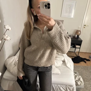 Stickad tröja Gina Tricot  - Säljer denna superfina tröja från Gina Tricot. Storlek M (passar S ungefär). Nyskick. 🩷🩷