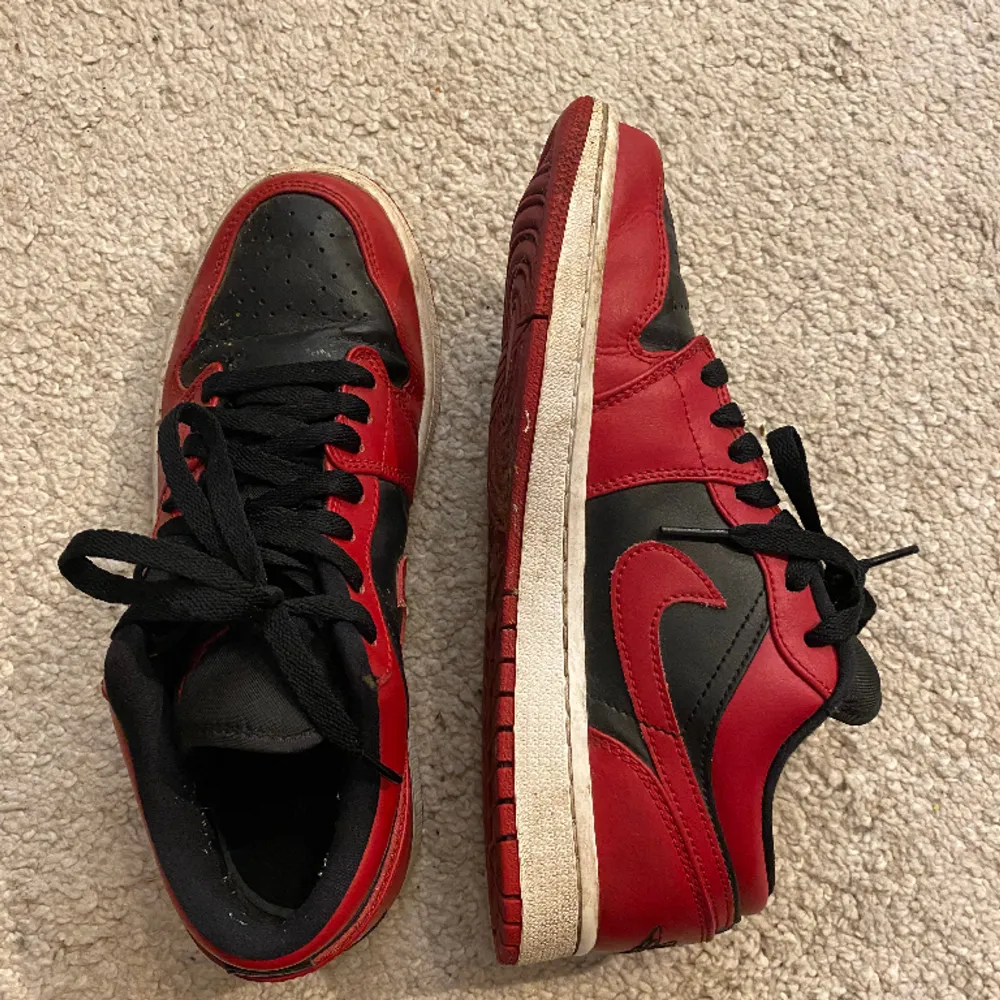 Röda och svarta låga Air Jordans, använt skick men fortfarande fina! Storlek 40.5. Skor.