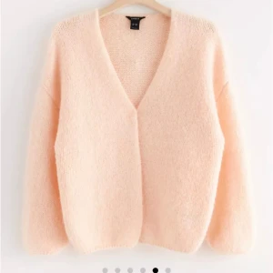 Stickad kofta - Super fin stickad kofta endast använd 2 gånger så är i väldigt fint skick!! Köpt för 399kr💗