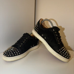 Christian Louboutin St:42 - Säljer nu mina Christian Louboutin i storleken 42. Finns lite slitage därav mitt billiga pris. Nypris ca 10000, mitt pris 2999 finns kvitto