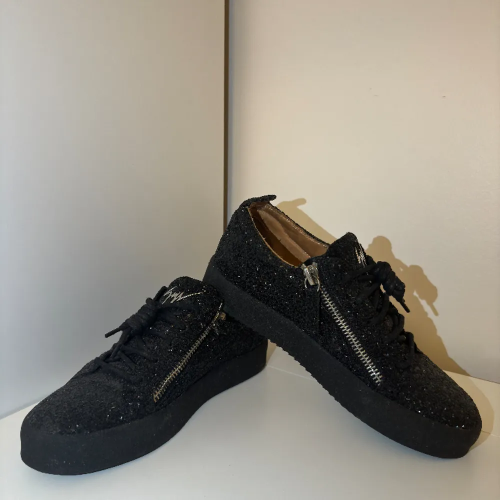 Säljer nu mina Giuseppe Zanotti Frankie sneakers i storleken 42. Väldigt sparsamt använda, dock finns det inga sulor då jag inte vet vart de har hamnat. Nypris ca 6000kr mitt pris 1999kr. Skor.