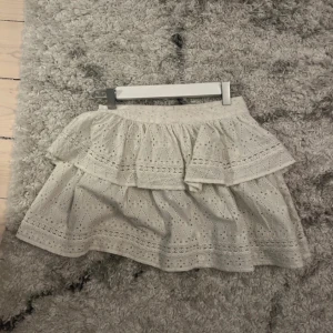 Gullig sommar kjol  - Jätte snygg populär kort kjol som är ljus grön skulle jag säga. Köpte nyss men de passar inte 😊 Stolek xs-s funkar på båda  pris kan diskuteras 