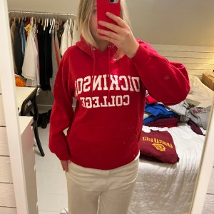 Röd vintage hoodie med tryck  - Röd vintage hoodie med tryck i strl M. Den är i fint skick förutom en svart fläck på armen (bild 2).   Jag säljer just nu över 15 st liknande vintagetröjor så kolla min profil för fler, skriv vid frågor/fler bilder! 