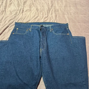 Levis jeans  - Den är alldeles ny bara testad ! Jätte fina bara ej min stil. Passar till baggy stil samt svensk!