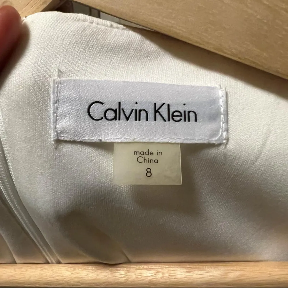Calvin Klein Klänning, stlk. 8/ M. Använd två gånger på speciellt tillfälle. Skicka ett mejl om önskar flera bilder eller har några funderingar. . Klänningar.