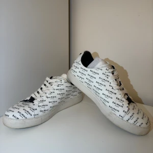Balmain sneakers St:42 - Säljer nu mina Balmain sneakers i storleken 42. Endast använda 2ggr. Nypris ca 6500kr mitt pris 2499kr