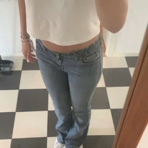 Lågmidjade jeans - Kan såklart skicka fler bilder privat. Står ingen storlek men jag skulle vilja säga att de passar en 36/S/M. Hon på bilden är 174cm ❤️