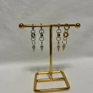 Örhängen  - Sjukt fina örhängen! Finns i guld och silver.  Köp för 99kr/st Eller 185kr/paret. Modell 146  Smyckes ställningen finns även att köpa för 299kr!