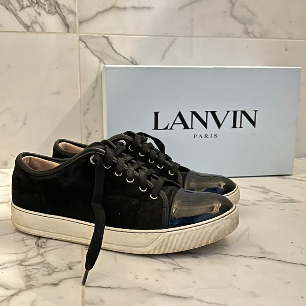 Säljer mina Lanvin sneakers i storlek UK 7 vilket motsvarar EU 41/42. Personligen skulle jag säga att de passar 42/43 då de är stora i storleken. Skorna är i bra skick och kommer med box, dustbags och kvitto. Kan frakta och även mötas upp i Stockholm. Skor.