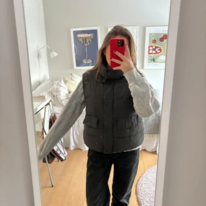 Dunväst  - Från zara barn men sitter mer som xs/s. Använd få gånger