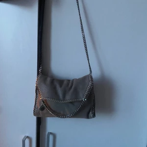 Stella McCartney väska - Fin väska nästan aldrig använd. Äkta stellamccartney och har kvitto💓 öppen för byten