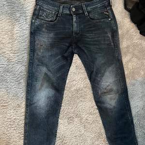 Tjena ! Säljer nu ett par oanvända replay jeans  Jeansen har inga skador eller deffekter. Storleken är 30/30 Kontankta om fler bilder eller frågor 