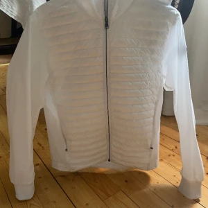 Colmar light jacket - Storlek 48 så passar medium! Den är använd 2 gånger och riktigt snygg men den är tyvärr för liten för mig! Digitalt kvitto kan lösas