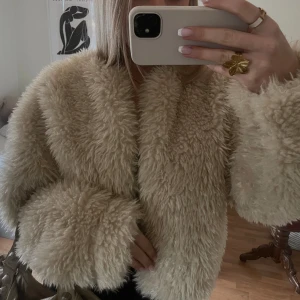 fluff jacka - så fin trendig fluffjacka strl M aldrig använd !! 🤍💕