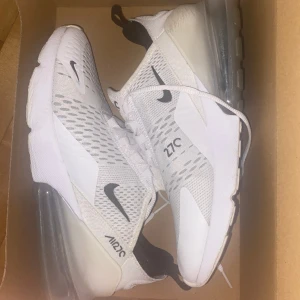 Nike air Max 270 - Nike air Max 270  , storlek 43 Låda ingår , nypris 1500:- säljes i befintligt skick 