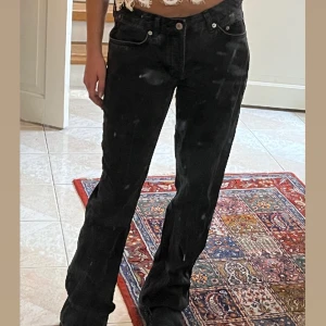 Straight lågmidjade mörkgrå jeans - Säljer dessa lowrise straight jeans från lager 157. I bra skick. Storlek S. 