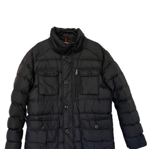 Moncler jacka  - Hej,säljer min moncler jacka! Den är i storlek 5 =XL! Inget og medföljer därav pris!