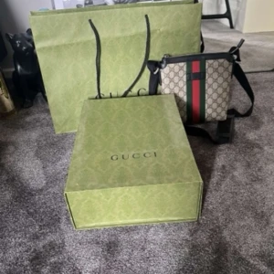 Gucci Messenger väska  - Tjena, säljer min Gucci väska ny pris 7500kr mitt pris 5500kr väskan är i super fint skick allt og medföljer! Hör av er vid intresse 