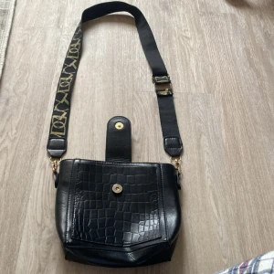 Axelremsväska  - Endast använd ca 3ggr, i mycket bra skick!! Dragkedjan inuti väskan har hoppat men går att använda utan dragkedja eller att laga den!!💙