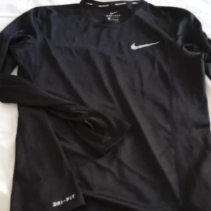 Nike Running  - Nike Running strl M, dri-fit, svart överkropp 100%polyster,nättyg 100% polyester 