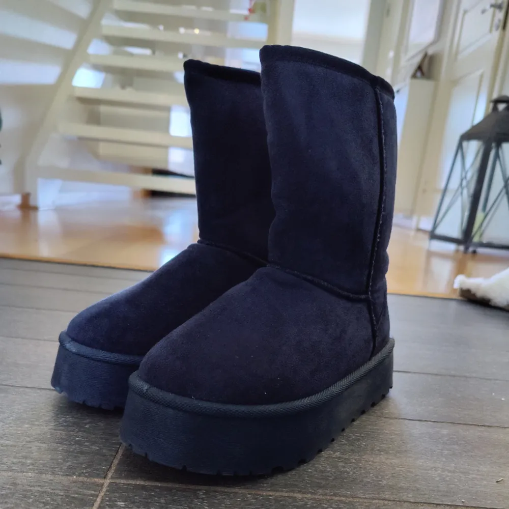 Helt nya vinterskor, fake uggs, mörkblåa. Superfina, endast testade och tyvärr för små. Storlek 39. Köpta för 599 kr, ge gärna förslag på pris! Vill bli av med dom så det är först till kvarn!💓. Skor.